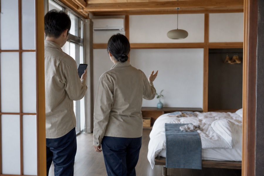 客室に入り状態を確認するスタッフ