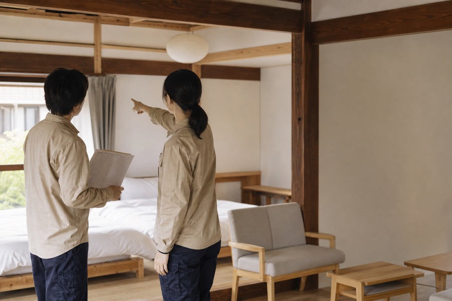 作業内容を確認し合うスタッフ