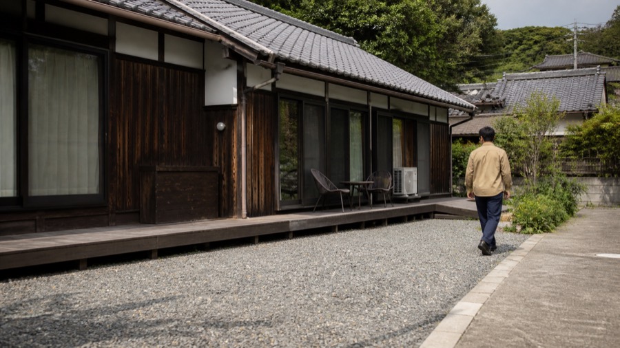 戸建て物件の外回りを確認するスタッフ
